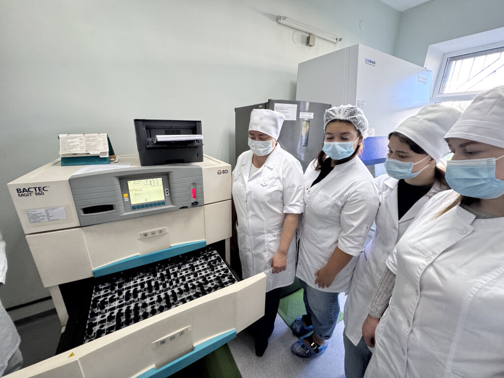 Роль мікроорганізмів у житті людини: як здобувачі освіти ПДМУ відзначили Міжнародний день мікроорганізмів