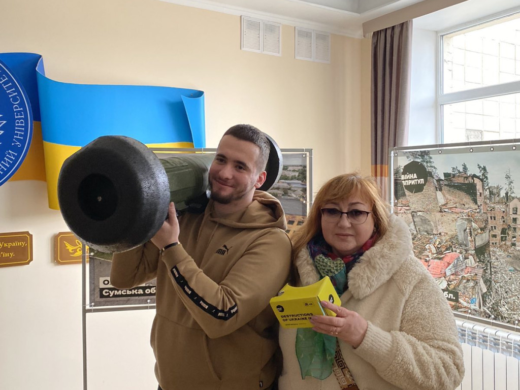 Студенти ділилися враженнями від виставки «Незламна Україна» в рамках проєкту «Війна впритул»