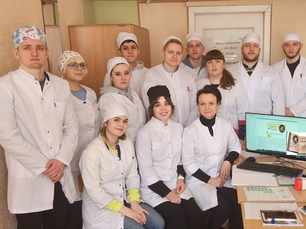 Зі студентами 1 групи 4 курсу з нормативним терміном навчання проведено виховну годину присвячену великому Кобзарю.