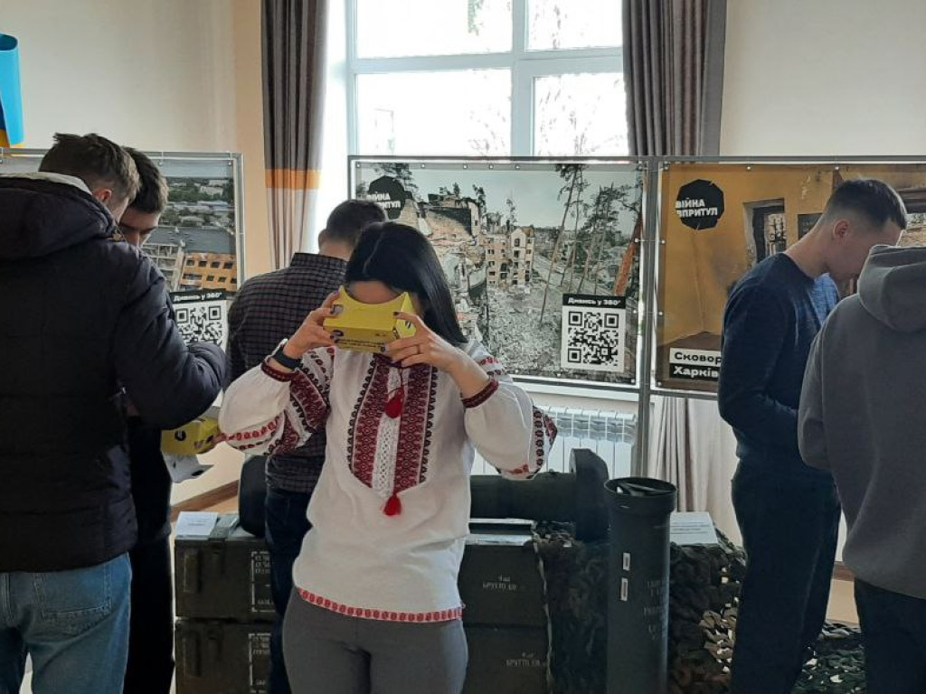 Студенти ділилися враженнями від виставки «Незламна Україна» в рамках проєкту «Війна впритул»