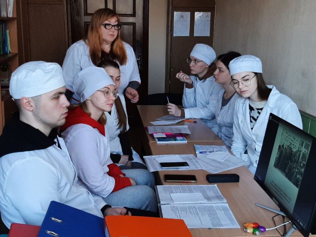 Доцентом кафедри Дігтяр Н.І. проведена виховна бесіда зі студентами 3 курсу стоматологічного факультету за темою: "Голокост - трагічна сторінка історії"