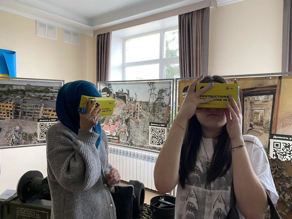 Студенти ділилися враженнями від виставки «Незламна Україна» в рамках проєкту «Війна впритул»